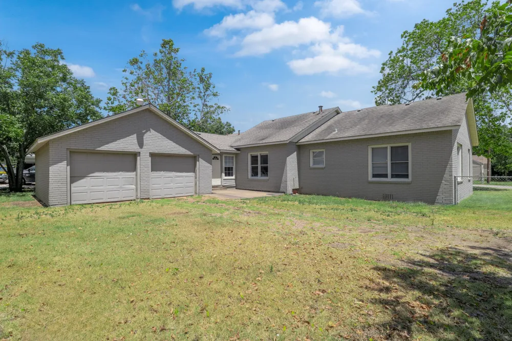 805 S Tyler Street McGregor, TX 76657