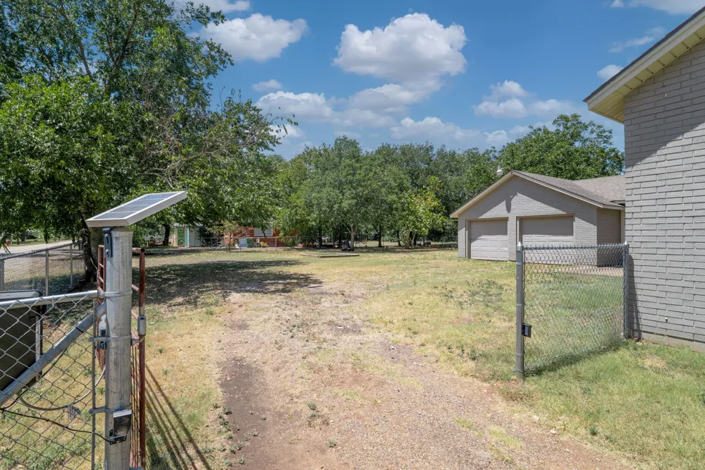 805 S Tyler Street McGregor, TX 76657