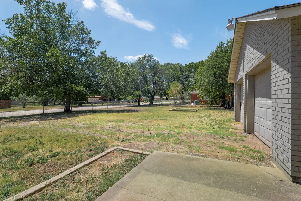 805 S Tyler Street McGregor, TX 76657