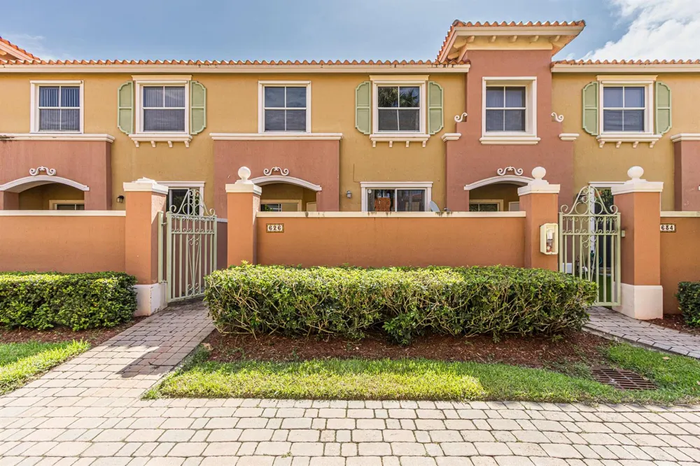 626 SW 106TH AVENUE #1512 Pembroke Pines, FL 33025