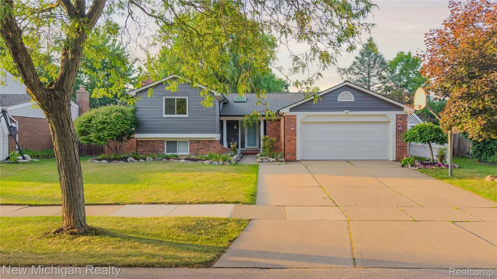 1653 Oakcrest Drive Troy City, MI 48083