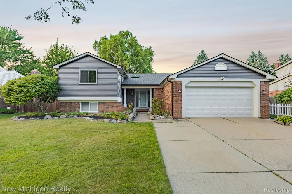 1653 Oakcrest Drive Troy City, MI 48083