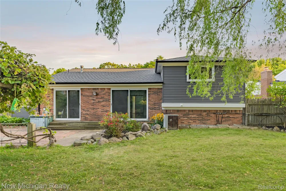 1653 Oakcrest Drive Troy City, MI 48083