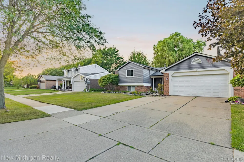 1653 Oakcrest Drive Troy City, MI 48083