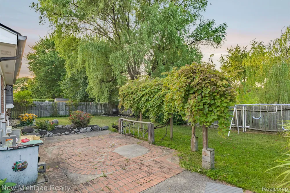 1653 Oakcrest Drive Troy City, MI 48083