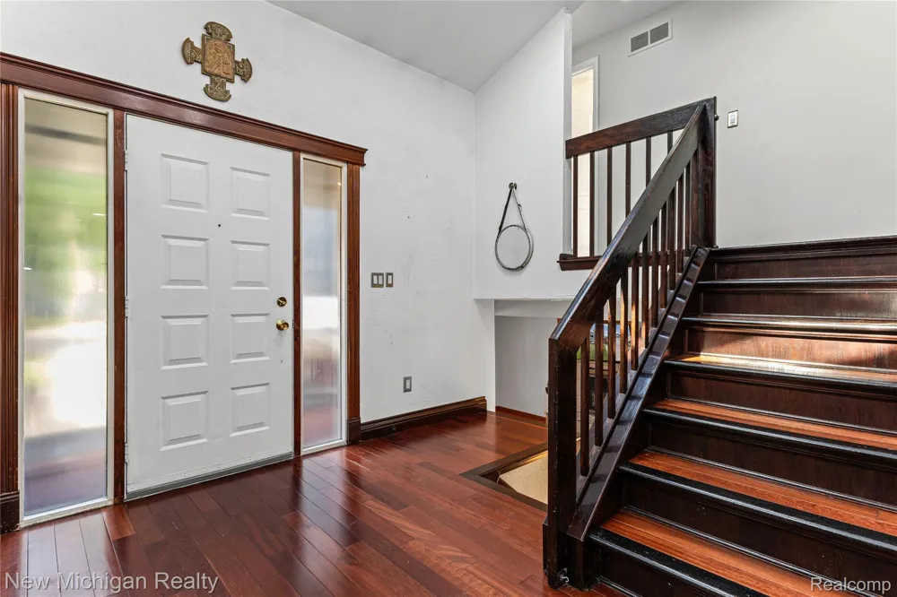 1653 Oakcrest Drive Troy City, MI 48083