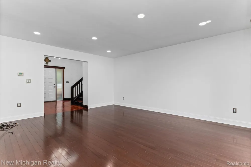 1653 Oakcrest Drive Troy City, MI 48083
