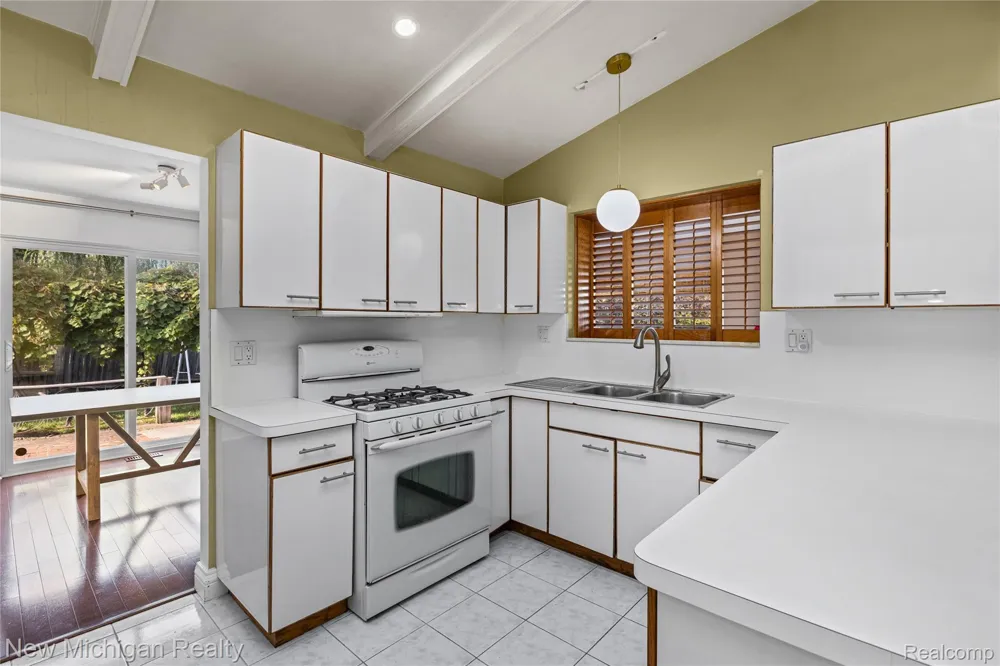 1653 Oakcrest Drive Troy City, MI 48083