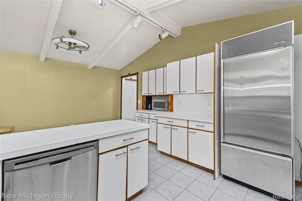 1653 Oakcrest Drive Troy City, MI 48083