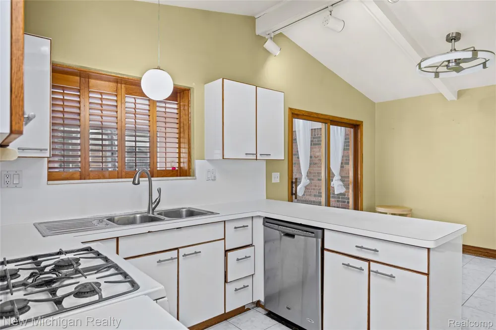 1653 Oakcrest Drive Troy City, MI 48083