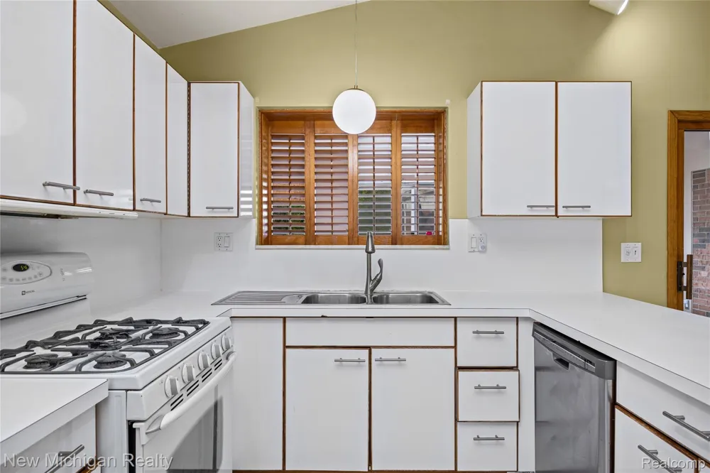 1653 Oakcrest Drive Troy City, MI 48083