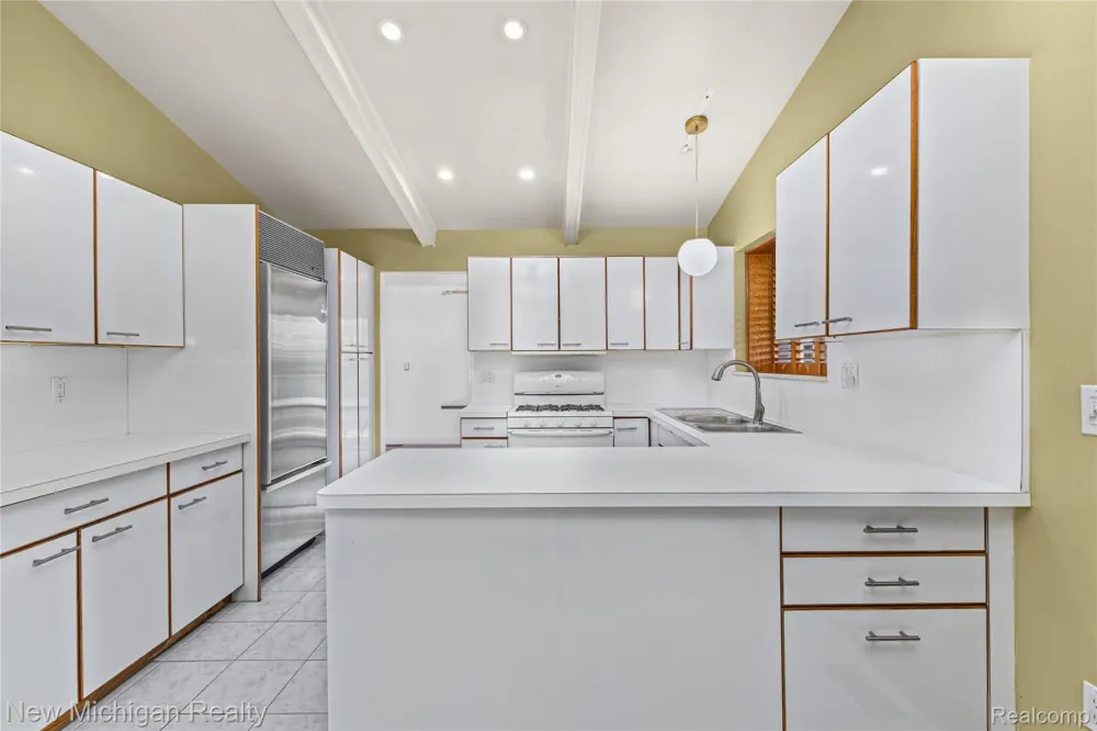 1653 Oakcrest Drive Troy City, MI 48083