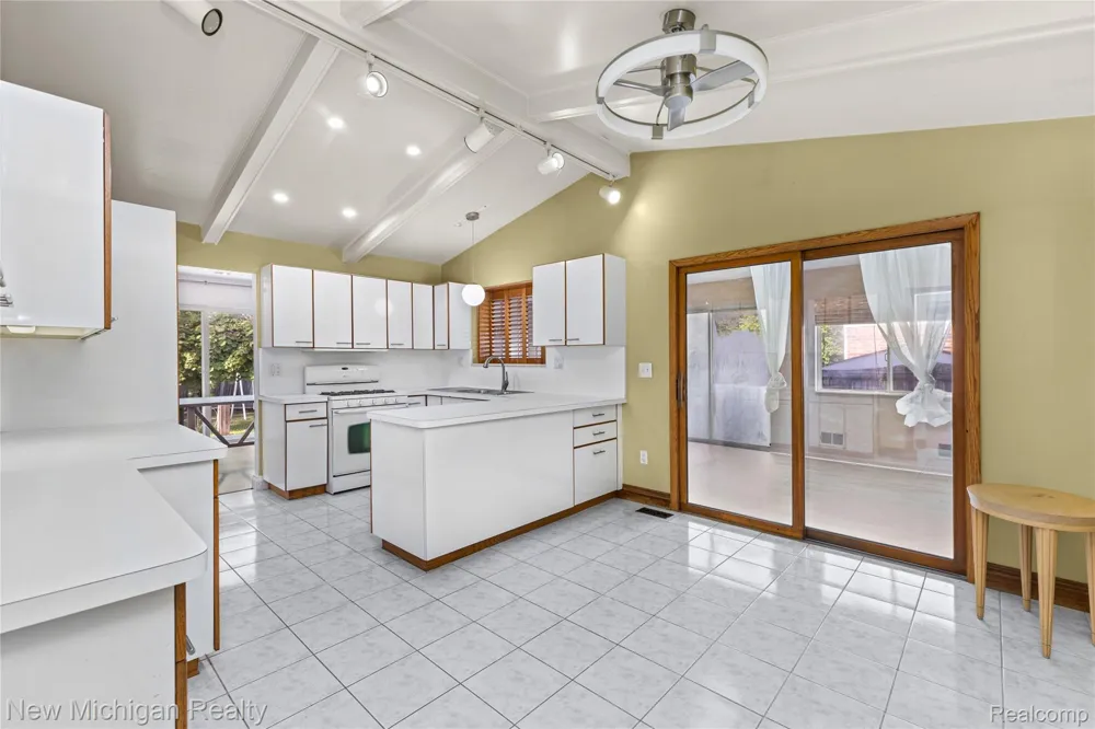 1653 Oakcrest Drive Troy City, MI 48083