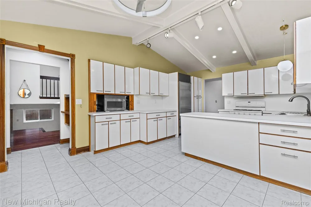 1653 Oakcrest Drive Troy City, MI 48083