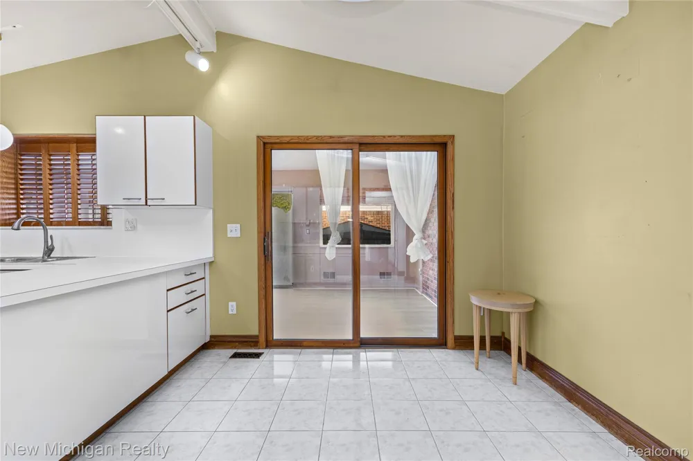 1653 Oakcrest Drive Troy City, MI 48083