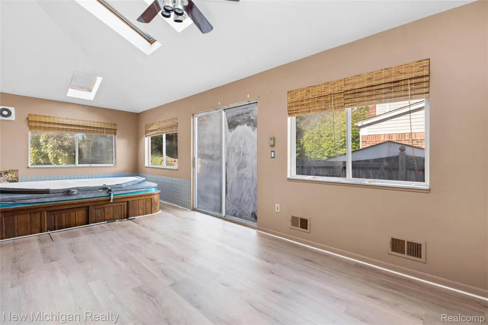 1653 Oakcrest Drive Troy City, MI 48083