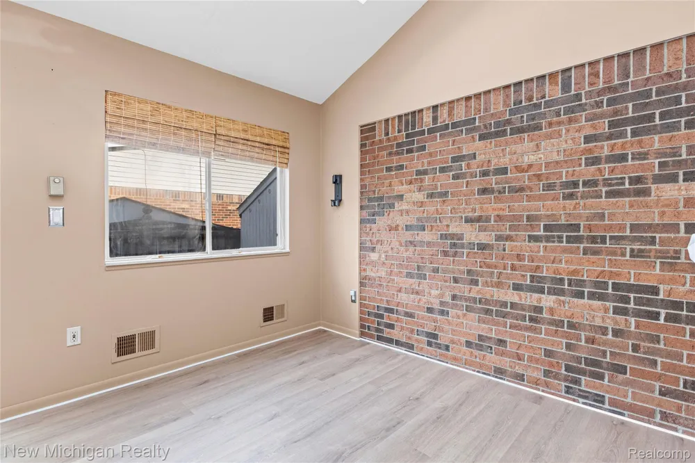1653 Oakcrest Drive Troy City, MI 48083