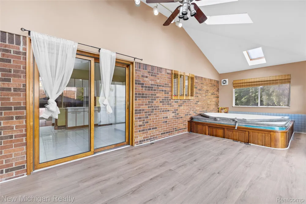 1653 Oakcrest Drive Troy City, MI 48083