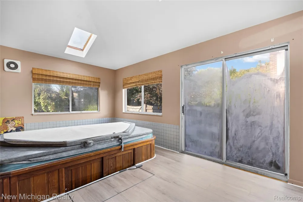 1653 Oakcrest Drive Troy City, MI 48083