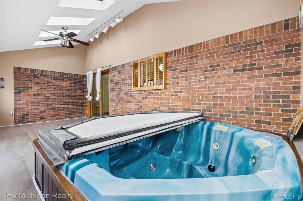 1653 Oakcrest Drive Troy City, MI 48083