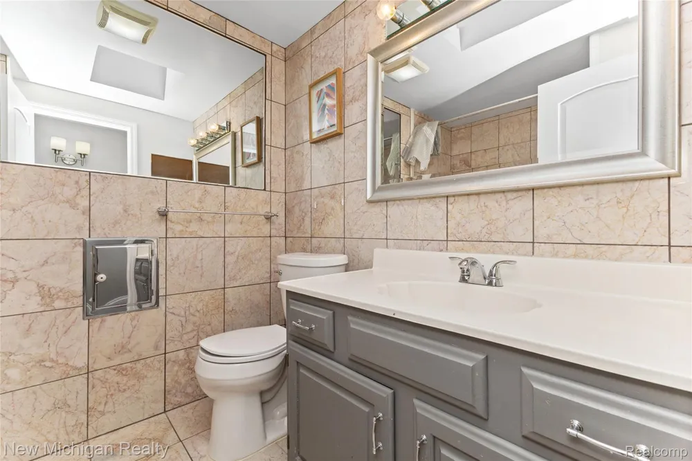 1653 Oakcrest Drive Troy City, MI 48083