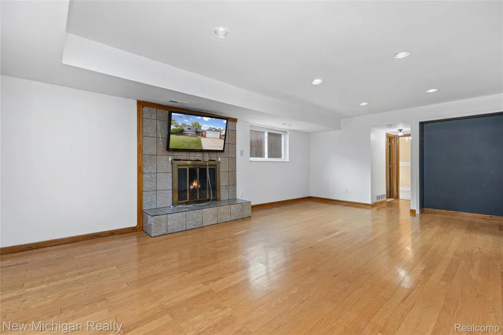 1653 Oakcrest Drive Troy City, MI 48083