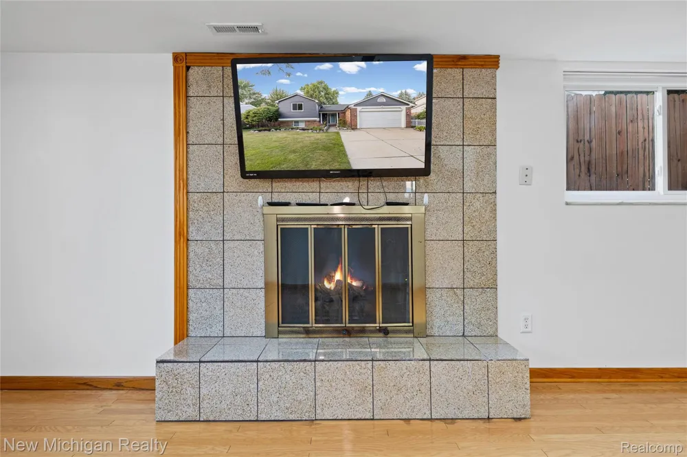 1653 Oakcrest Drive Troy City, MI 48083