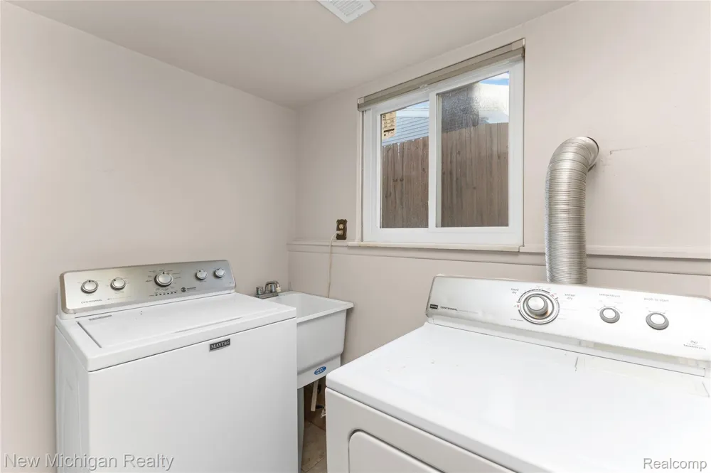 1653 Oakcrest Drive Troy City, MI 48083