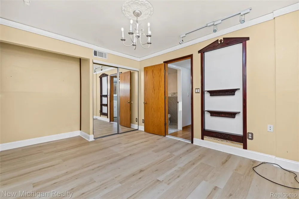 1653 Oakcrest Drive Troy City, MI 48083