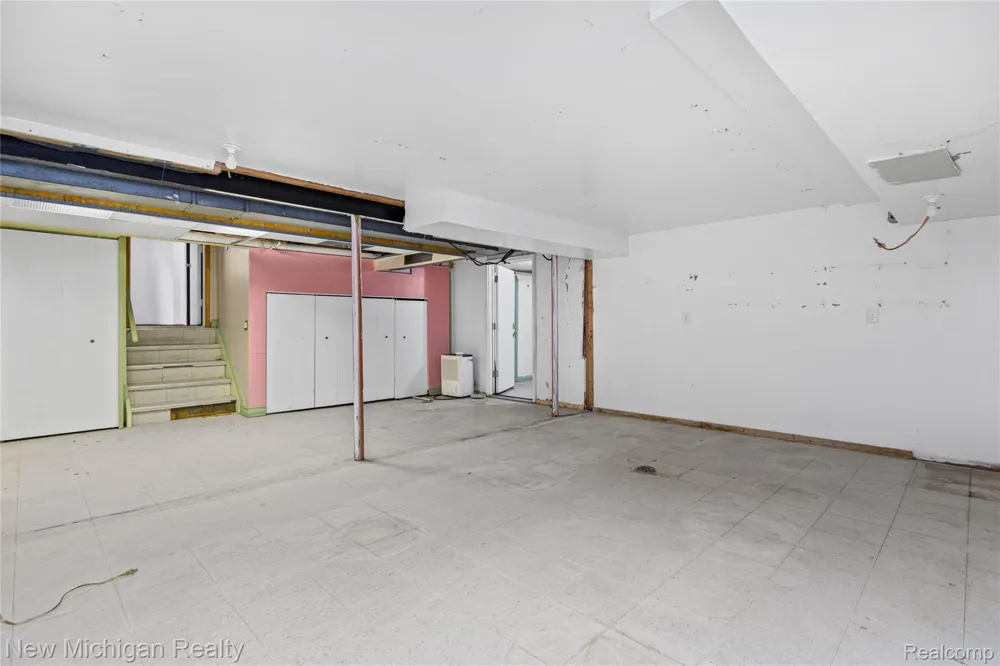 1653 Oakcrest Drive Troy City, MI 48083
