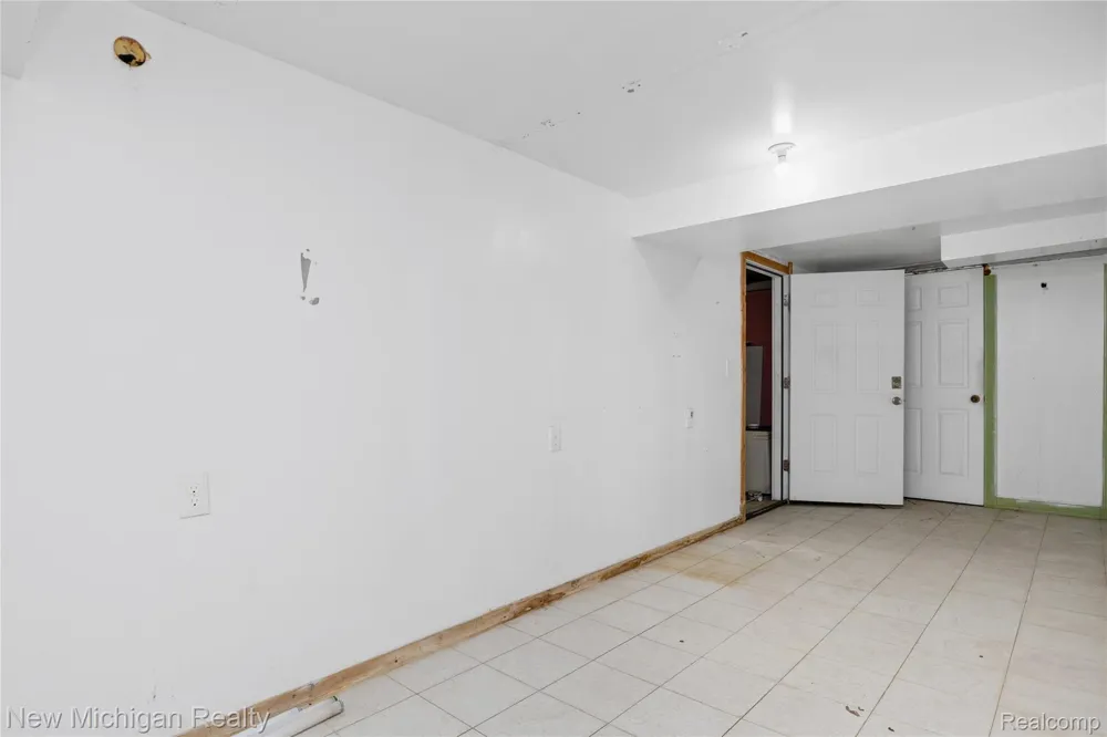 1653 Oakcrest Drive Troy City, MI 48083