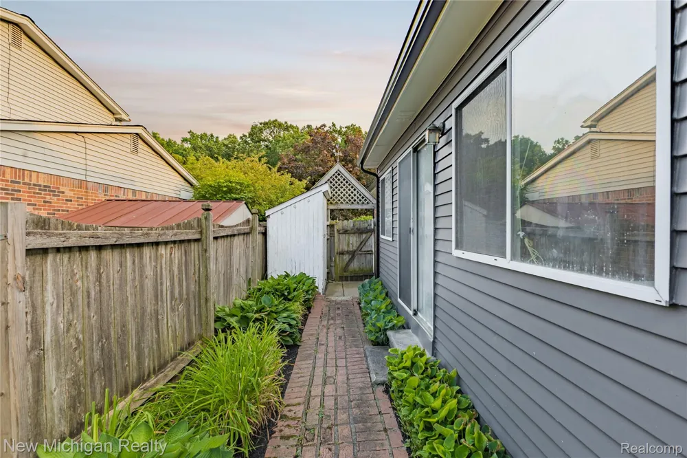1653 Oakcrest Drive Troy City, MI 48083