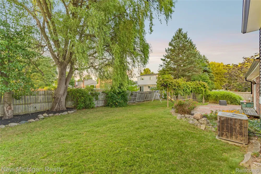 1653 Oakcrest Drive Troy City, MI 48083