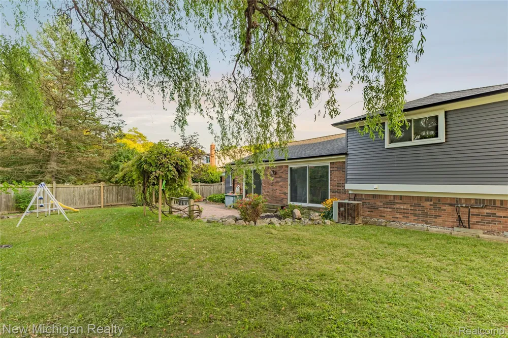 1653 Oakcrest Drive Troy City, MI 48083