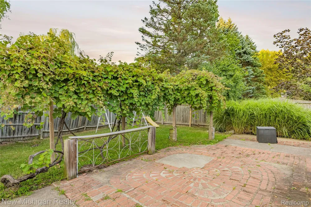 1653 Oakcrest Drive Troy City, MI 48083