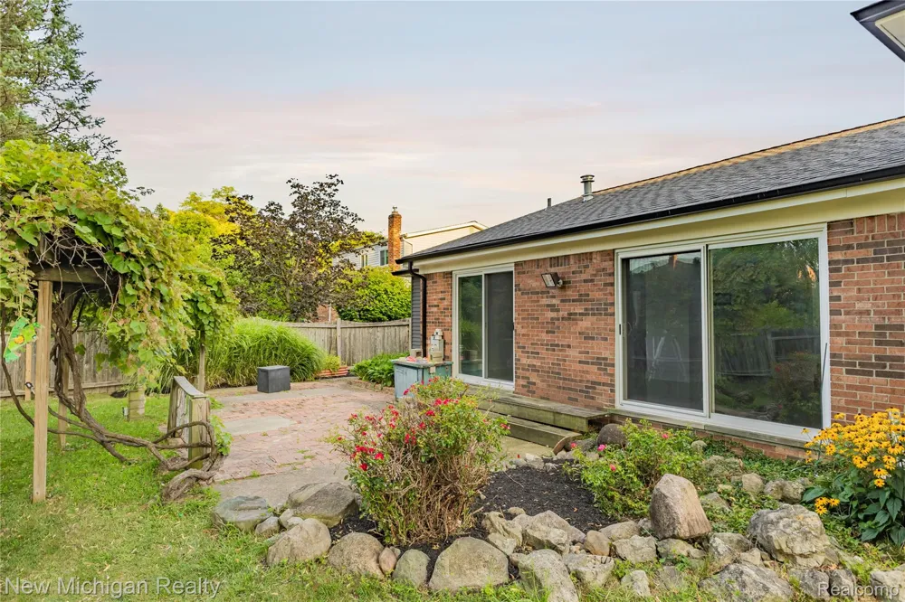 1653 Oakcrest Drive Troy City, MI 48083