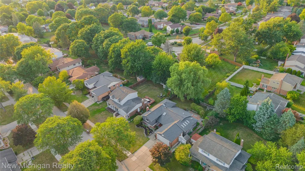 1653 Oakcrest Drive Troy City, MI 48083