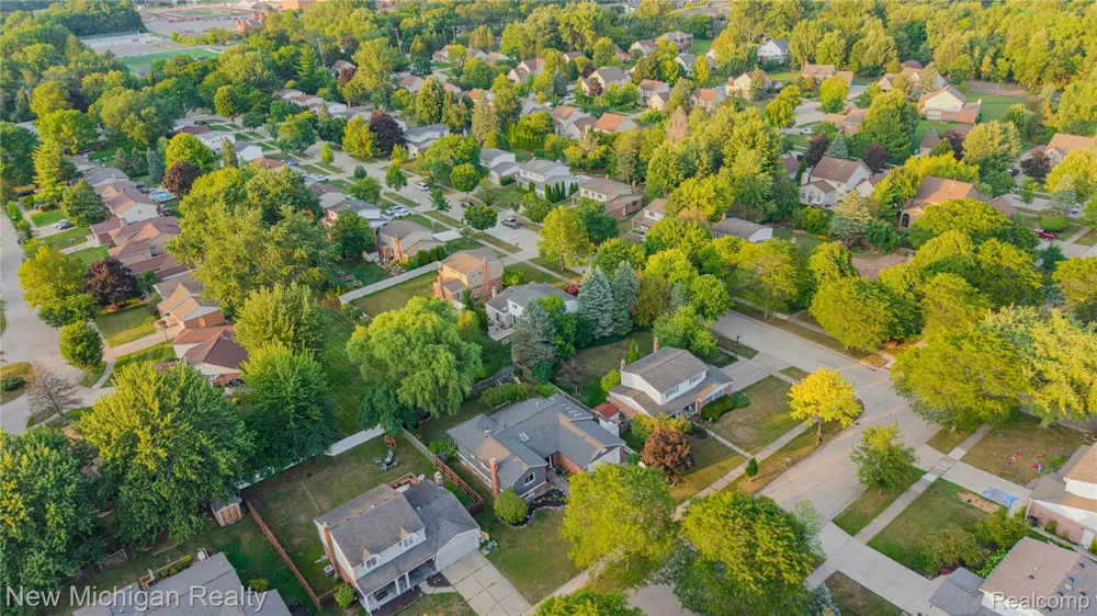 1653 Oakcrest Drive Troy City, MI 48083