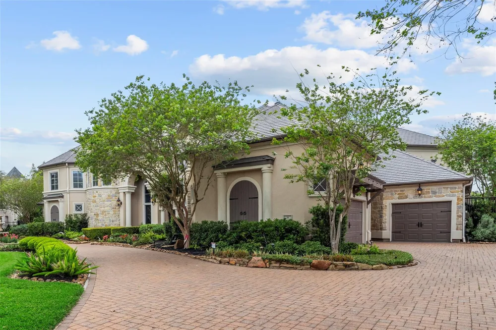 9 Waters Lake Boulevard Missouri City, TX 77459