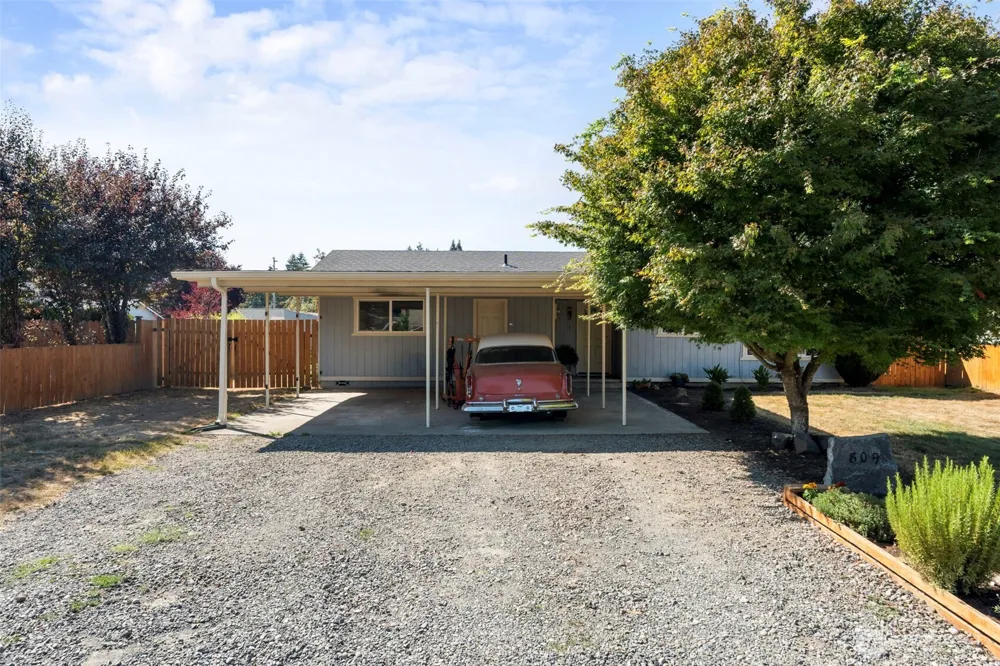 809 4th Avenue NE Chehalis, WA 98532