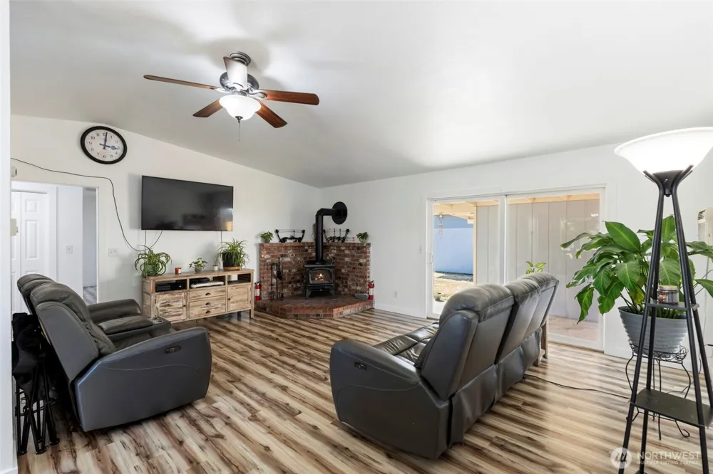 809 4th Avenue NE Chehalis, WA 98532
