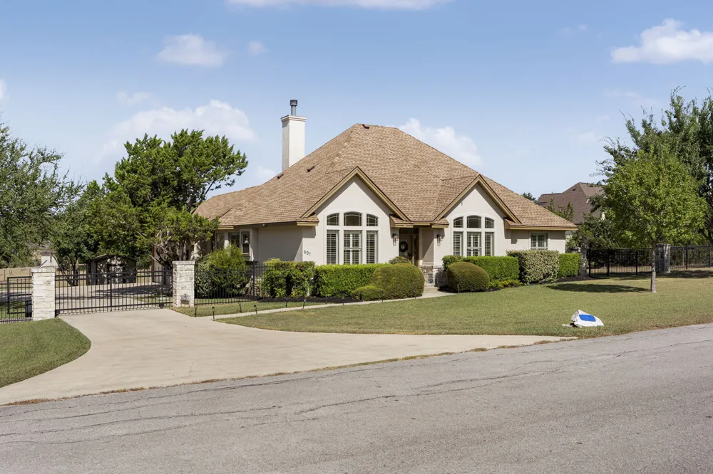 691 Broken Lance Drive Dripping Springs, TX 78620