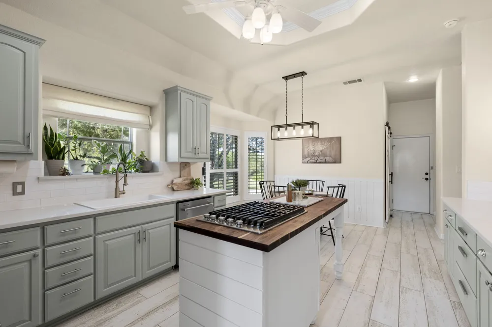 691 Broken Lance Drive Dripping Springs, TX 78620