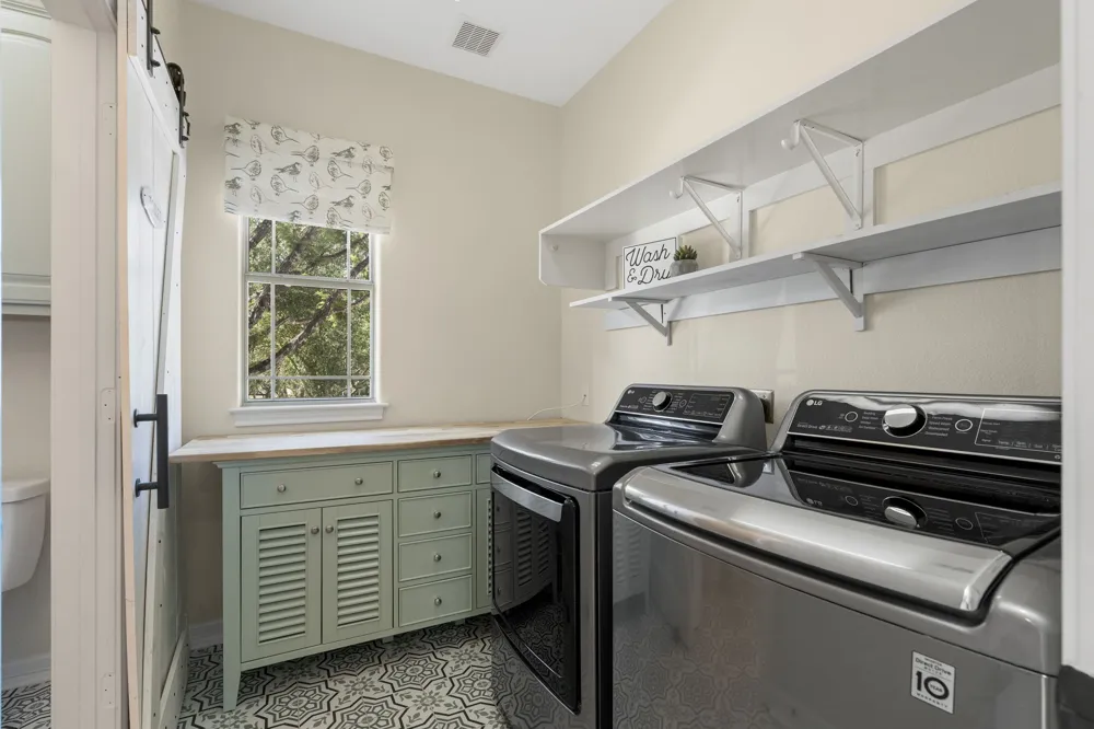 691 Broken Lance Drive Dripping Springs, TX 78620