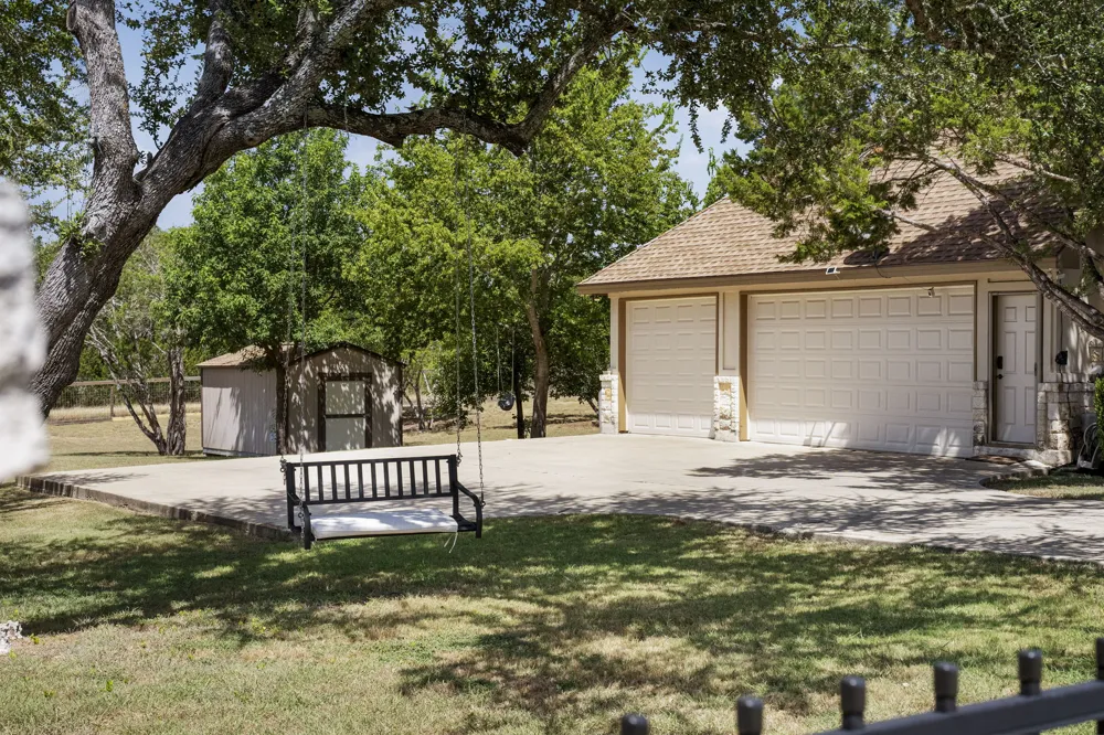 691 Broken Lance Drive Dripping Springs, TX 78620
