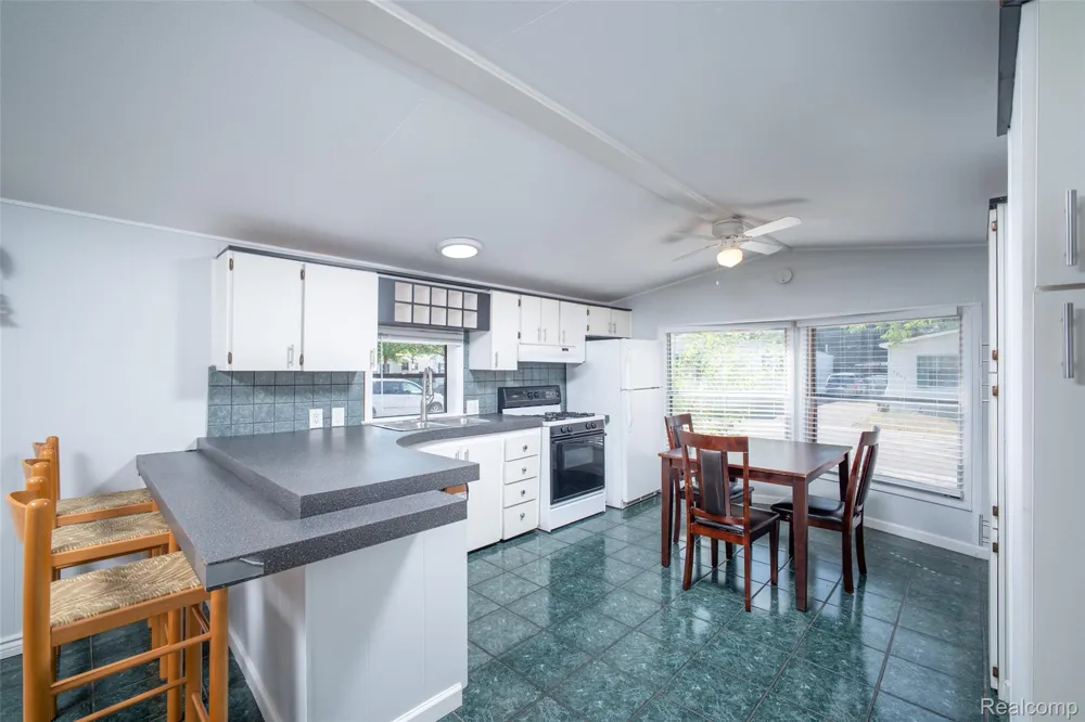 2043 Marmoor Drive Shelby Charter Township, MI 48317