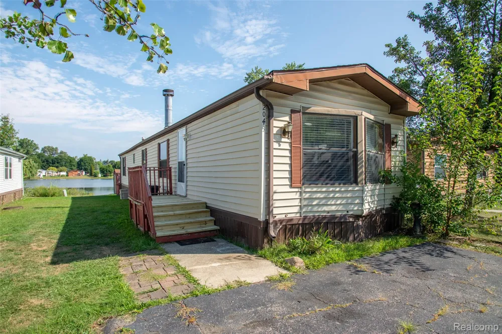 2043 Marmoor Drive Shelby Charter Township, MI 48317