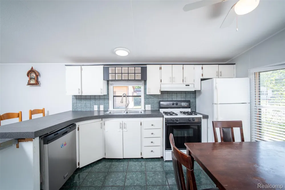2043 Marmoor Drive Shelby Charter Township, MI 48317