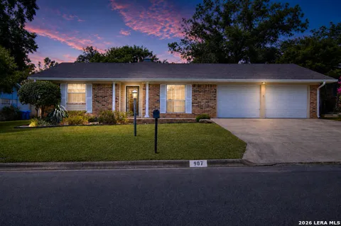 907 LAKE DR