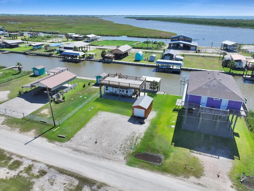 1515 Mabry Street Gilchrist, TX 77617